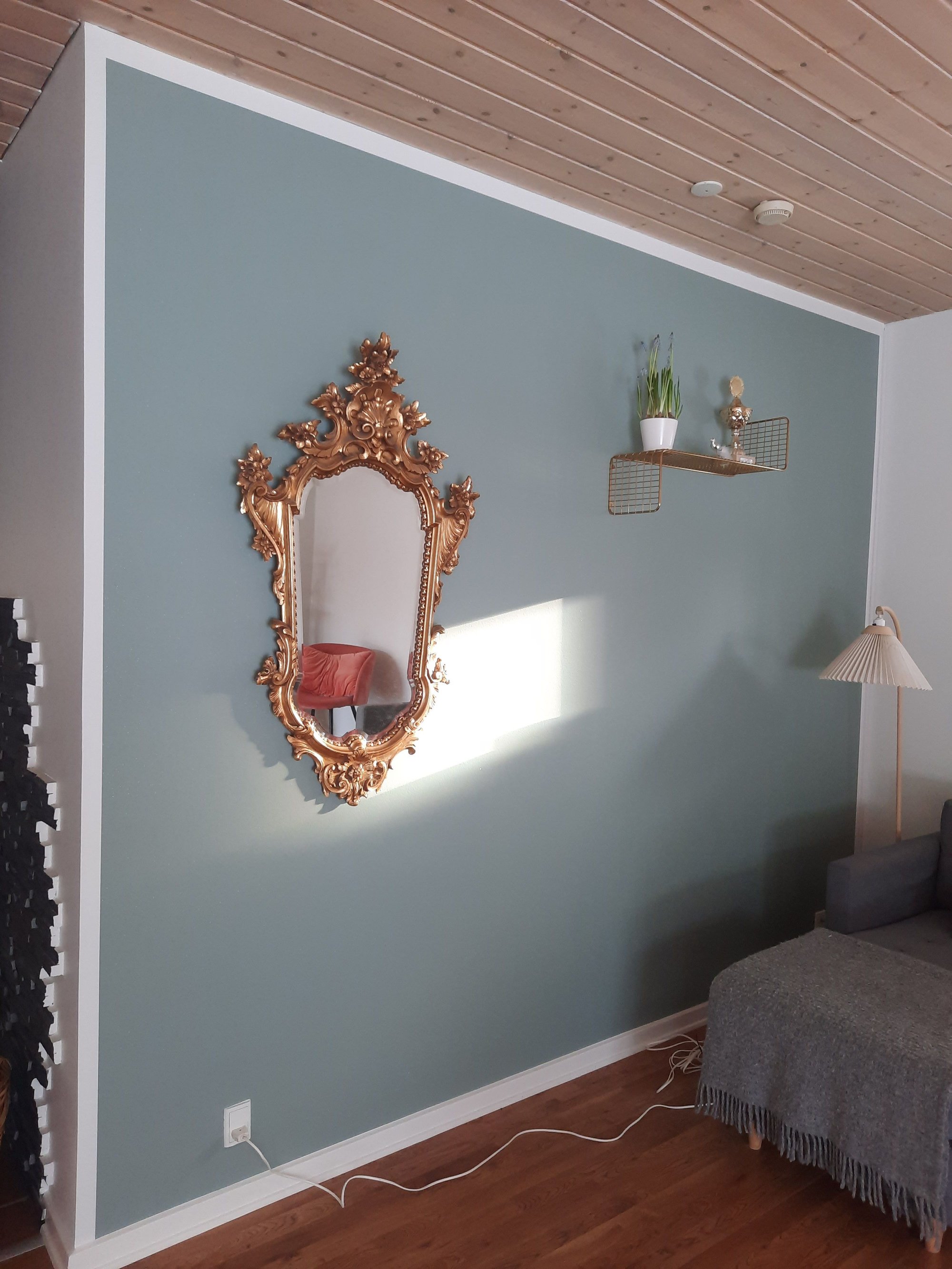 Maling af farvet væg med glimmereffekt